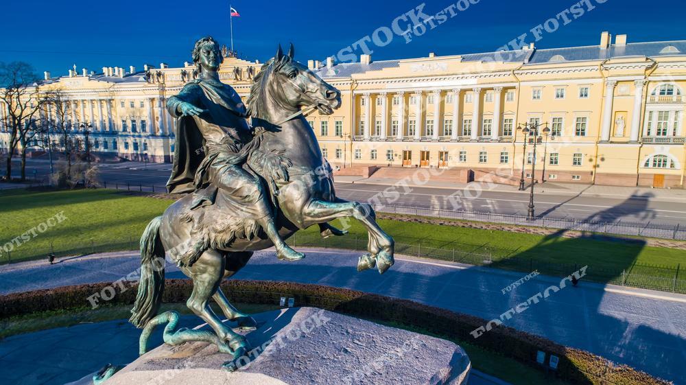 На фотографии запечатлен Медный всадник — знаменитый памятник Петру I на Сенатской площади в Санкт-Петербурге, установленный по заказу Екатерины II. Это символ города, олицетворяющий основателя Петербурга как великого реформатора и созидателя.